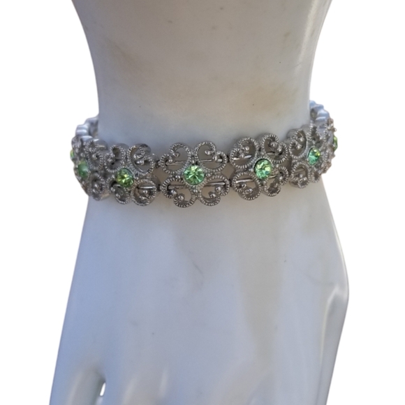 VINTAGE FLEXIBLE SILVERTONE FILIGREE DESIGN BRACELET WITH GREEN AUSTRIAN CRYSTAL - Picture 1 of 7